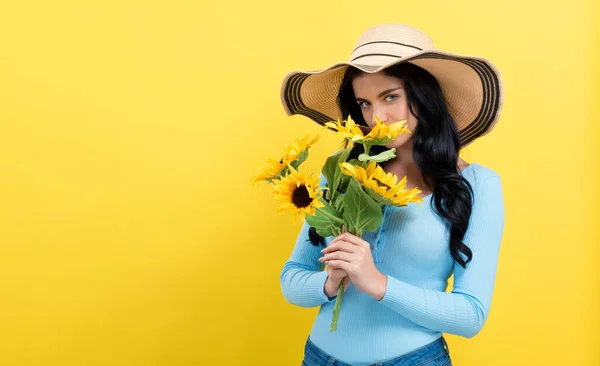 Jonge vrouw met zonnebloemen — Stockfoto