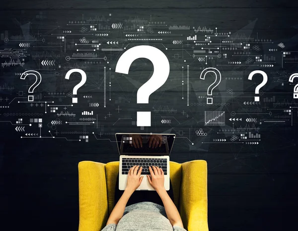 Vragen met persoon die een laptop gebruikt — Stockfoto