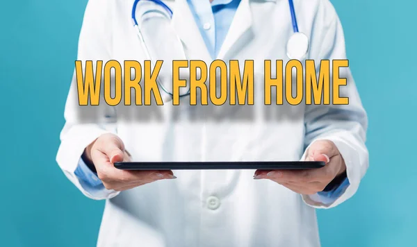 Εργασία από το σπίτι θέμα με ένα γιατρό χρησιμοποιώντας ένα tablet pc — Φωτογραφία Αρχείου