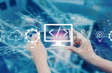 Akıllı telefon kullanan kişi ile web geliştirme kavramı