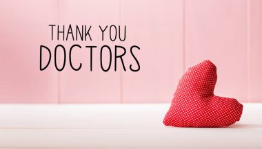 Teşekkürler doktorlar. Kırmızı kalp yastıklı mesaj.