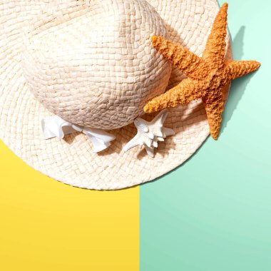Hasır şapkalı ve denizyıldızlı yaz konsepti