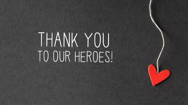Tack till våra hjältar meddelande med papper hjärtan — Stockfoto
