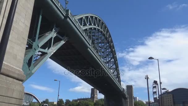 Große Brücke über den Tyne River — Stockvideo