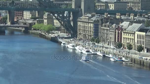 17s Yacht schwimmt auf dem Tyne River — Stockvideo