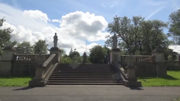 4 статуи в парке — стоковое видео