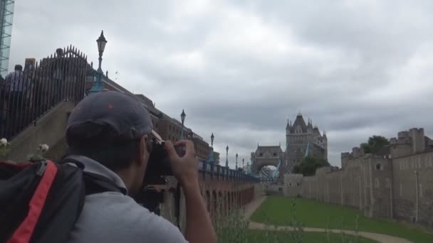 Fotografia de tiro turístico em Londres — Vídeo de Stock