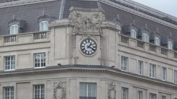 Un vieux bâtiment w horloge 7s — Video