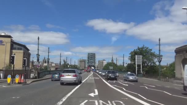 Tráfico por carretera en el puente — Vídeo de stock