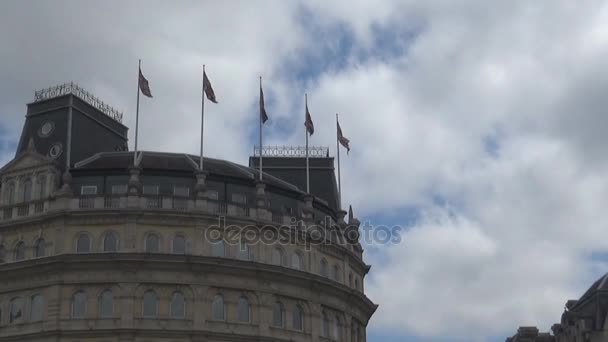 Brittiska flaggor på byggnaden — Stockvideo