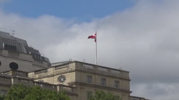 Kanadensisk flagga vajande på tak — Stockvideo