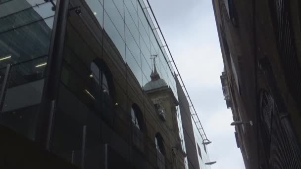 Reflejo de un edificio antiguo en uno nuevo — Vídeos de Stock