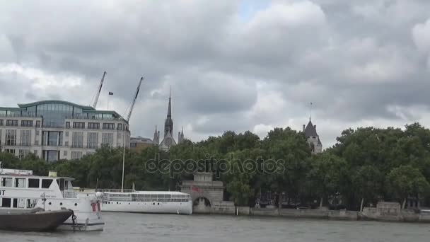 Bateau flottant sur la rivière — Video