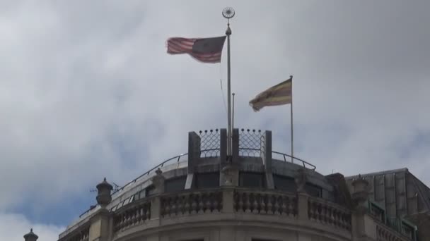 Bandeiras acenando em cima do prédio — Vídeo de Stock