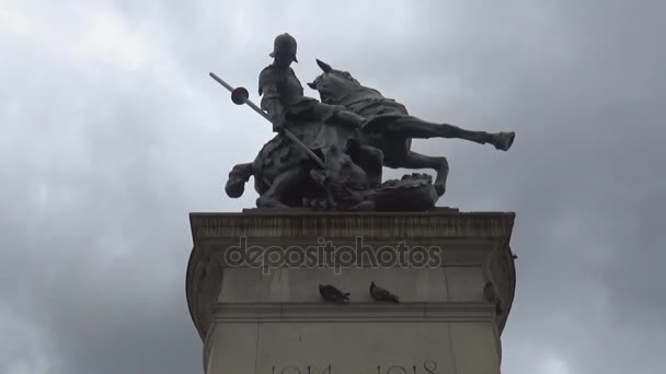 一个古典的圣乔治雕像在马背上和灰色的天空作为背景 — 图库视频影像