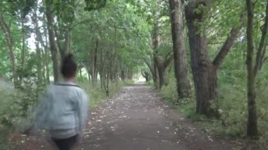 Klasik İngiliz parkta atlama bir genç kız. Yaz 2017
