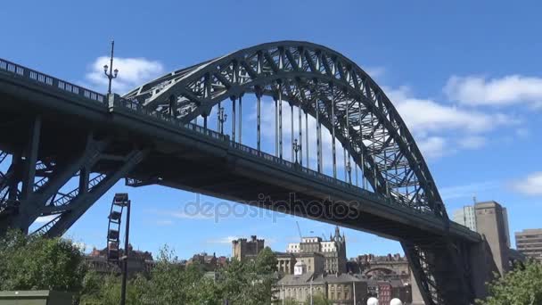 Köprünün Newcastle Tyne Tyne Nehrinde North East England Sembolü — Stok video