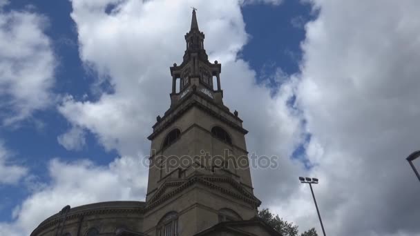 Cielo Azul Una Antigua Torre Newcastle Tyne Reino Unido — Vídeo de stock