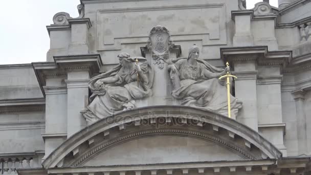 Twee Oude Standbeelden Voorkant Van Een Gebouw Londen — Stockvideo