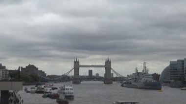 Nehir ve kule Köprüsü-nefes kesen manzarası Tower Bridge, Thames Nehri ve farklı bina, Londra, İngiltere