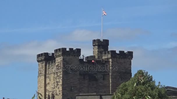 Vár Brit Zászló Egy Ősi Kastély Egy Brit Zászló Tetején — Stock videók