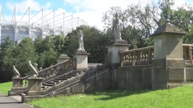 Heykel ve ağaçlar-ağaç, Newcastle upon Tyne, İngiltere'de farklı türleri ile bir parkta farklı heykeller çeşitleri