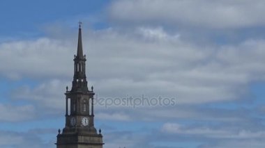 Kule saati - ile güzel bir manzara mavi, biraz bulutlu gökyüzü ve antik bir kule ile saat, Newcastle upon Tyne, İngiltere