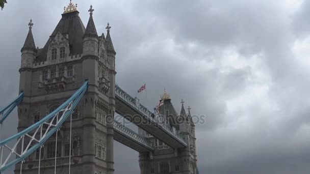 Tower Bridge Och Flagg Visa Tower Bridge Med Storbritannien Och — Stockvideo