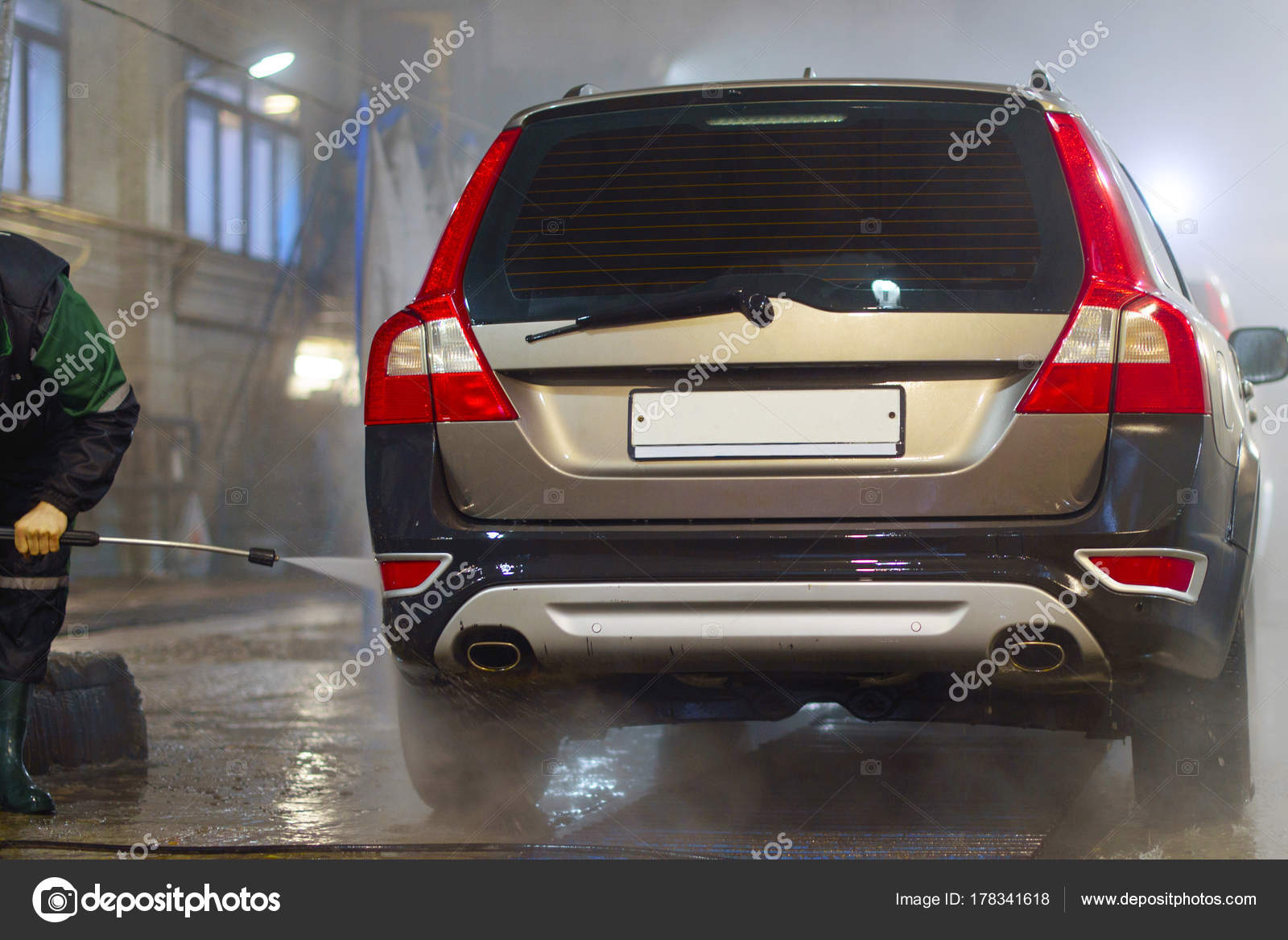 Lavage Intérieur Voiture Sale — Photographie klavdiyav © #178341618 Lavage Intérieur Voiture Sale — Photographie klavdiyav © #178341618