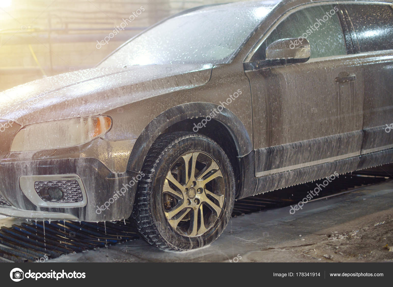 Lavage Intérieur Voiture Sale — Photographie klavdiyav © #178341914 Lavage Intérieur Voiture Sale — Photographie klavdiyav © #178341914