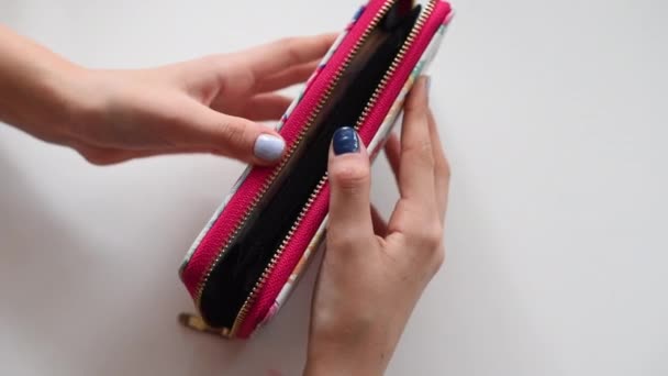 The girl shows a purse with 5 thousand rubles bills — Stock Footage The girl shows a purse with 5 thousand rubles bills Video Clip