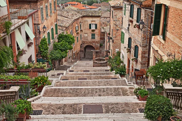 Corinaldo, Ancona, Marche, Italia: la larga escalera del antiguo pueblo — Foto de Stock