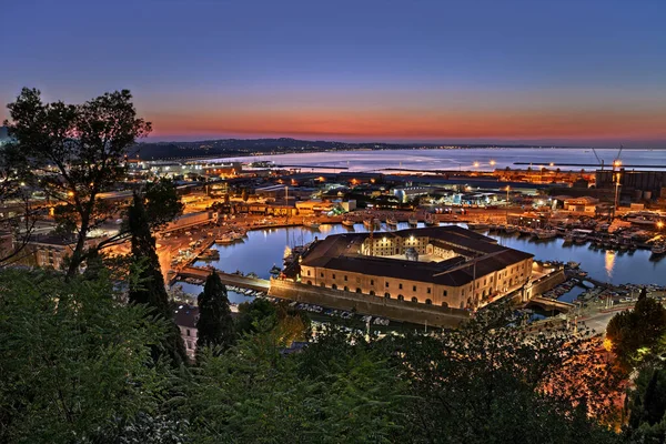 Ancona, Marche, Italia: il porto e l'antico lazzaretto Mole Vanvitelliana — Foto Stock