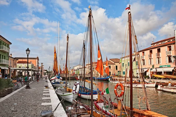 Cesenatico, Emilia Romagna, Itália: a doca com os antigos veleiros de madeira . — Fotografia de Stock