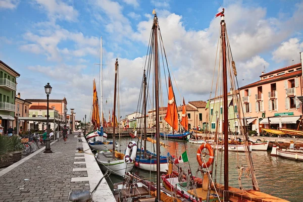 Cesenatico, Emilia Romagna, Italië: de steiger met de oude houten zeilboten. — Stockfoto