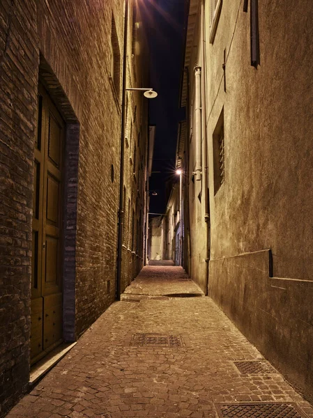 Rimini, Emilia Romagna, Itália: beco estreito à noite na cidade velha — Fotografia de Stock