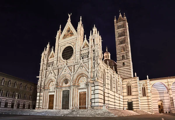 Siena, Toscana, Italia: vista nocturna de la famosa Catedral — Foto de Stock