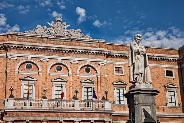Recanati, Marche, Italië: het standbeeld van de dichter Giacomo Leopardi en het stadhuis — Stockfoto