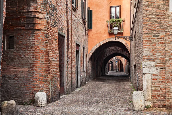 Ferrara, Italië, de middeleeuwse steeg Via delle Volte — Stockfoto