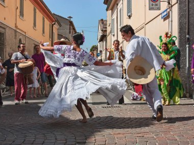 Ensemble Imgenes del Peru - Perulu dansçılar geleneksel kur dansı yapıyorlar 