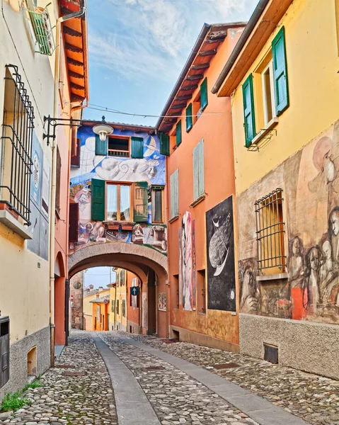 Dozza, Bolonha, Emília Romanha, Itália: rua com pinturas nas paredes — Fotografia de Stock