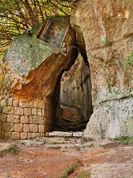 Pitigliano, Grosseto, Tuscany, Italy: Via Cava of Saint Joseph, one of the long Etruscan trench dug into the tuff rock — Stock Photo, Image