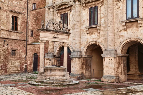 Монтепульчано, Сиена, Тоскана, Италия: древний Гриффин и Лионский колодец на площади Пьяцца Гранде — стоковое фото