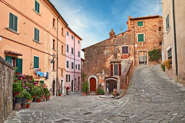 Castagneto Carducci, Leghorn, Toscana, Italia: antiguo rincón del pueblo donde vivió el poeta Giosue Carducci —  Fotos de Stock