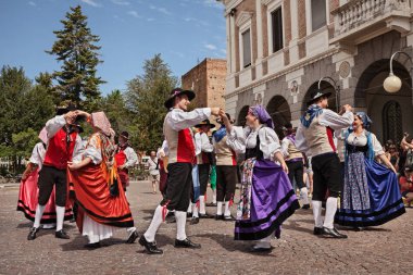 İtalyan halk dansçıları Danzerini di Lucinico Friuli Venezia Giulia 'dan geleneksel dans gösterisi 