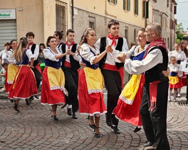 Halk topluluğu Gruppo Folkloristico Canterini Romagnoli geleneksel Romagna dansını icra etti