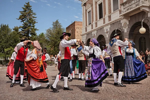 Italian folk dancers Danzerini di Lucinico from Friuli Venezia Giulia perform traditional dance — Stock Photo, Image