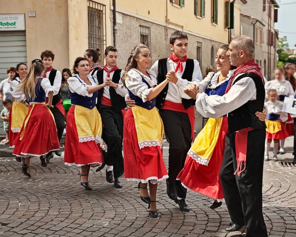 Conjunto folclórico Gruppo Folkloristico Canterini Romagnoli realiza danza tradicional Romaña —  Fotos de Stock