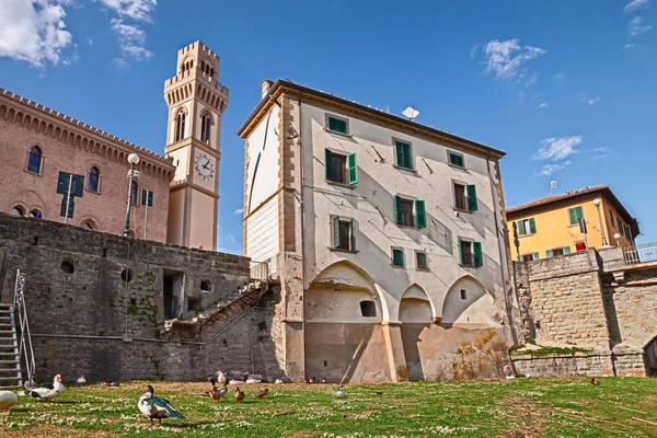 Santa Sofía, FC, Emilia Romaña, Italia: vista desde la orilla del río del antiguo pueblo —  Fotos de Stock