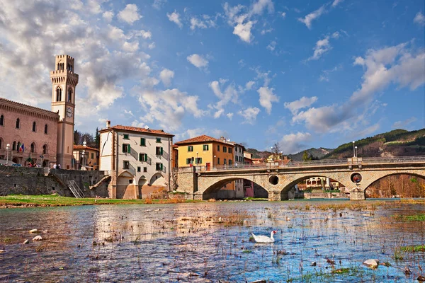 Santa Sofia, FC, Emilia Romagna, Italy: view from the river shore of the ancient village — 스톡 사진